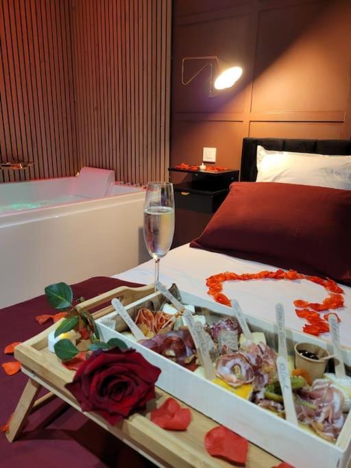 Nuit D'Evasion Love Room Avec Baignoire Balneotherapie Tolón Exterior foto