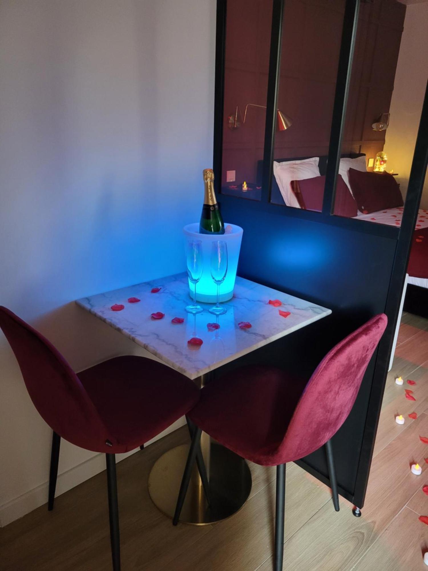 Nuit D'Evasion Love Room Avec Baignoire Balneotherapie Tolón Exterior foto