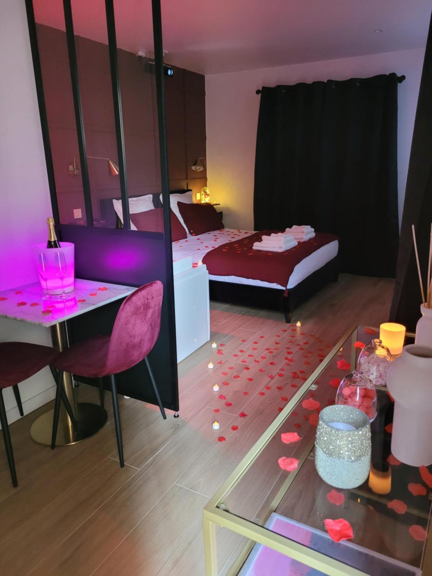 Nuit D'Evasion Love Room Avec Baignoire Balneotherapie Tolón Exterior foto